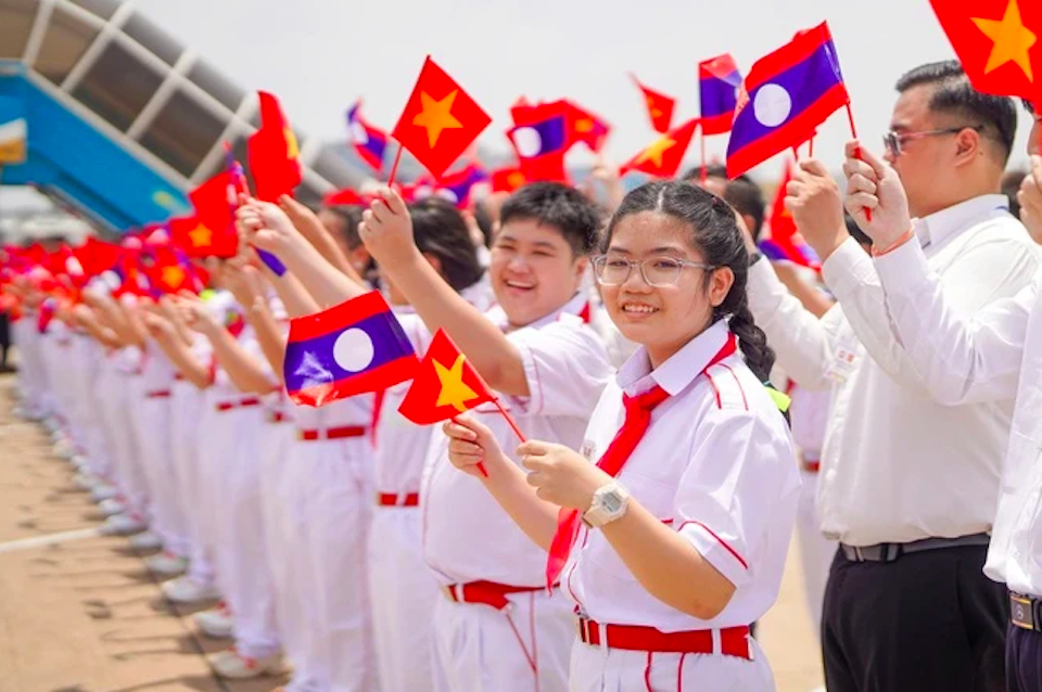 C&oacute; mặt tại s&acirc;n bay T&acirc;n Sơn Nhất từ sớm, học sinh hai nước Việt Nam, L&agrave;o đ&atilde; sẵn s&agrave;ng ch&agrave;o đ&oacute;n sự xuất hiện của Tổng B&iacute; thư, Chủ tịch nước L&agrave;o Thongloun Sisoulith