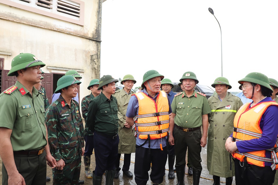 Ph&oacute; Thủ tướng Thường trực Ch&iacute;nh phủ Nguyễn H&ograve;a B&igrave;nh chỉ đạo c&ocirc;ng t&aacute;c ph&ograve;ng, chống lụt b&atilde;o tại Cụm c&ocirc;ng tr&igrave;nh đầu mối cống v&agrave; &acirc;u thuyền Tắc Giang. Ảnh: C&ocirc;ng an H&agrave; Nam