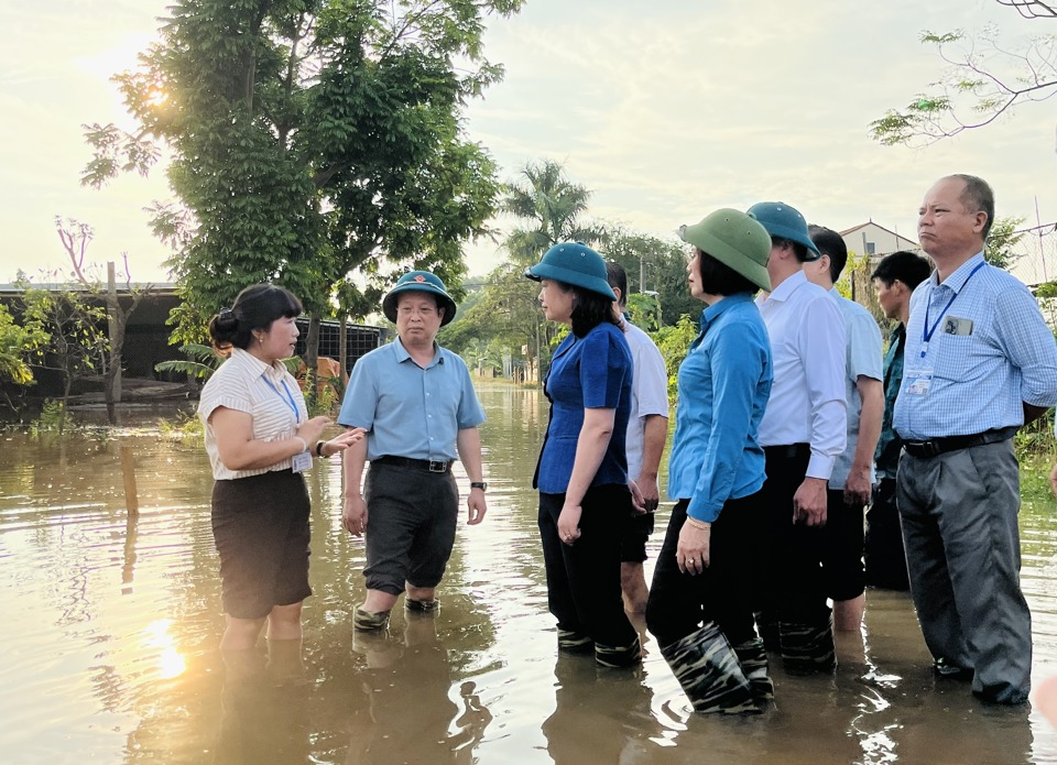 Giám đốc Sở GD&ĐT Hà Nội Trần Thế Cương cùng đoàn công tác đến thăm điểm trường lẻ của Trường Tiểu học vạn Thái, huyện Ứng Hoà bị ngập sâu trong nước.