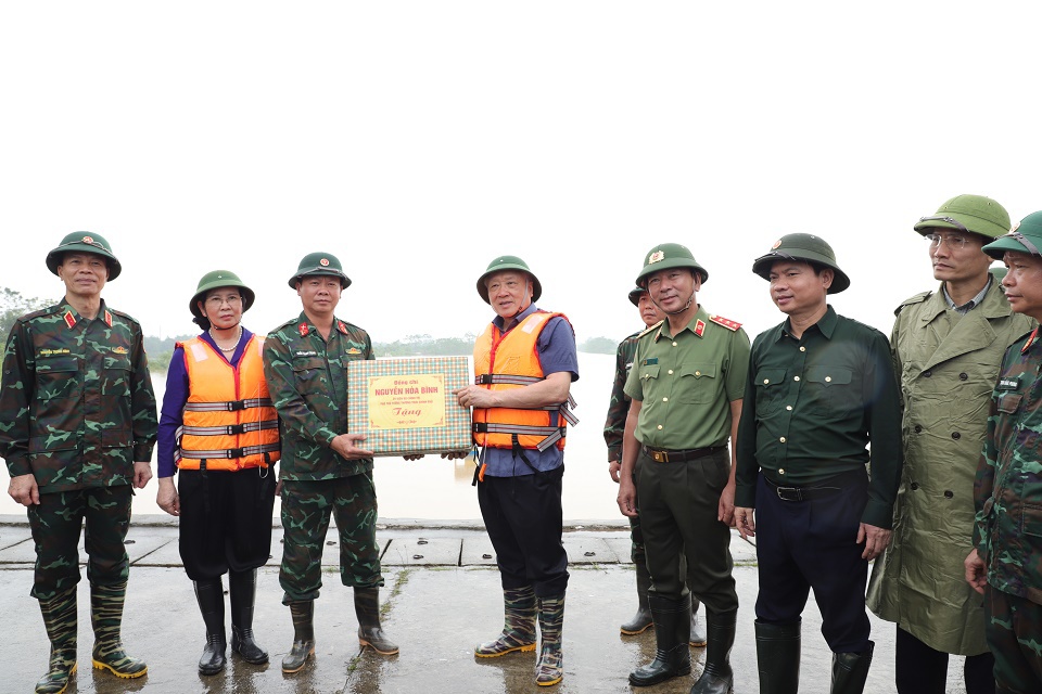 Ph&oacute; Thủ tướng Thường trực Ch&iacute;nh phủ Nguyễn H&ograve;a B&igrave;nh tặng qu&agrave; động vi&ecirc;n lực lượng Qu&acirc;n đội. Ảnh: C&ocirc;ng an H&agrave; Nam