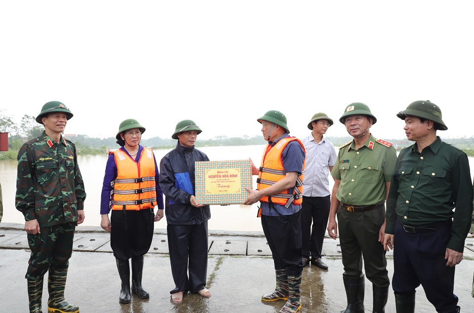 Ph&oacute; Thủ tướng Thường trực Ch&iacute;nh phủ tặng qu&agrave; động vi&ecirc;n x&atilde; Nguy&ecirc;n L&yacute;, huyện L&yacute; Nh&acirc;n. Ảnh: C&ocirc;ng an H&agrave; Nam.