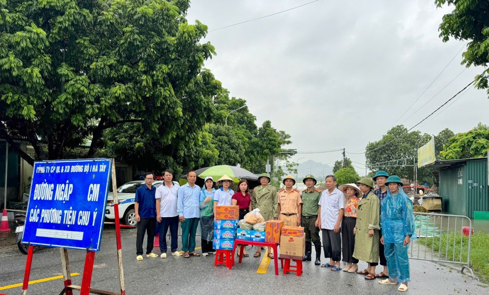 L&atilde;nh đạo huyện Ứng H&ograve;a chia sẻ động vi&ecirc;n lực lượng tham gia ph&ograve;ng chống lụt b&atilde;o.