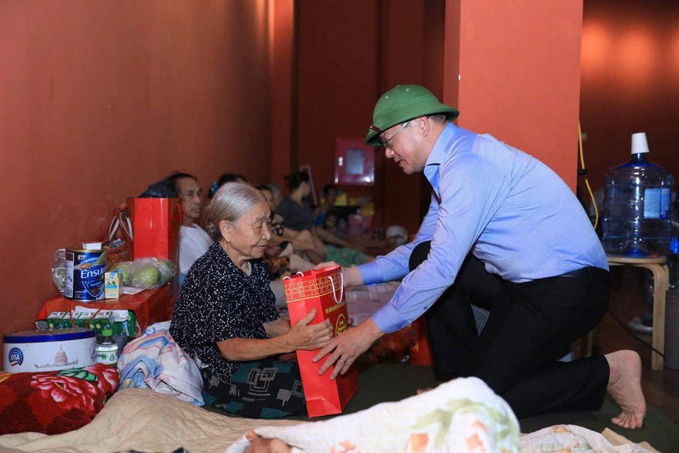 Ch&aacute;nh Văn ph&ograve;ng Đo&agrave;n đại biểu Quốc hội v&agrave; HĐND TP Nguyễn Ngọc Việt trao qu&agrave; của th&agrave;nh phố, động vi&ecirc;n người d&acirc;n di dời khỏi nơi ngập lụt tại điểm lưu tr&uacute; an to&agrave;n