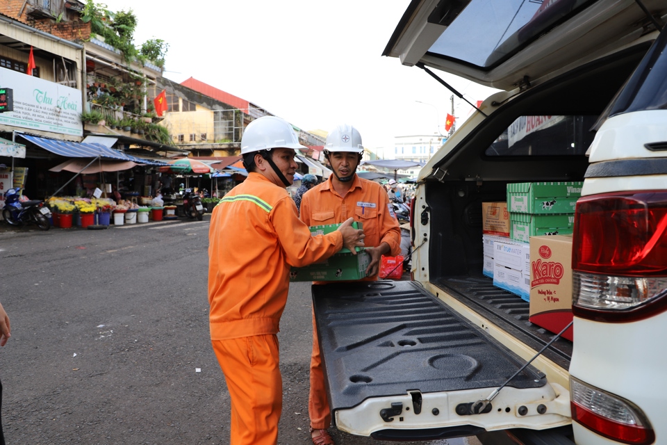 Các phần quà của Công ty Điện lực Đắk Nông được đưa ra xe để chuẩn bị vận chuyển ra hỗ trợ các tỉnh phía Bắc.