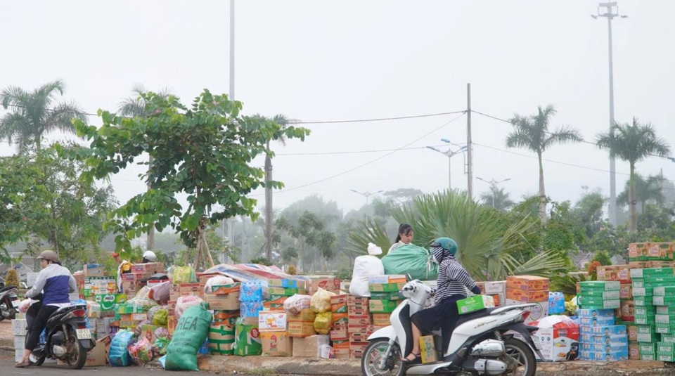 Người d&acirc;n Đắk N&ocirc;ng đ&oacute;ng g&oacute;p nhiều nhu yếu phẩm, quần &aacute;o để chuyển ra hỗ trợ c&aacute;c tỉnh ph&iacute;a Bắc.