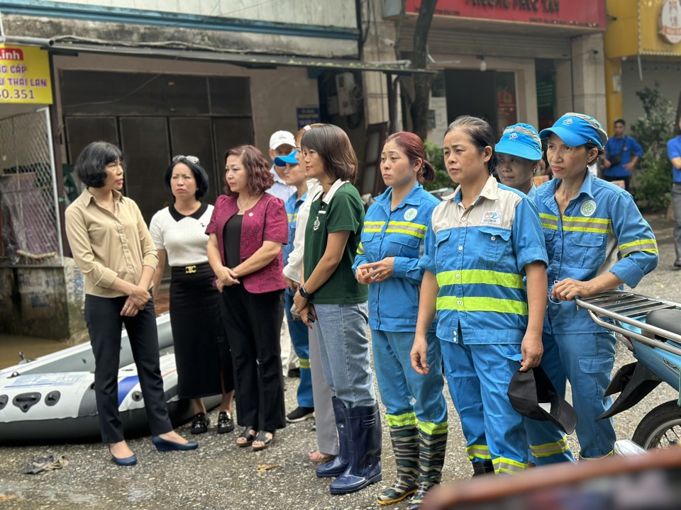 &nbsp;Ph&oacute; Chủ tịch Hội Li&ecirc;n hiệp phụ nữ TP H&agrave; Nội L&ecirc; Thị Thi&ecirc;n Hương động vi&ecirc;n nữ c&ocirc;ng nh&acirc;n m&ocirc;i trường đang l&agrave;m việc tại phố Bảo Linh (phường Ph&uacute;c T&acirc;n, quận Ho&agrave;n Kiếm)