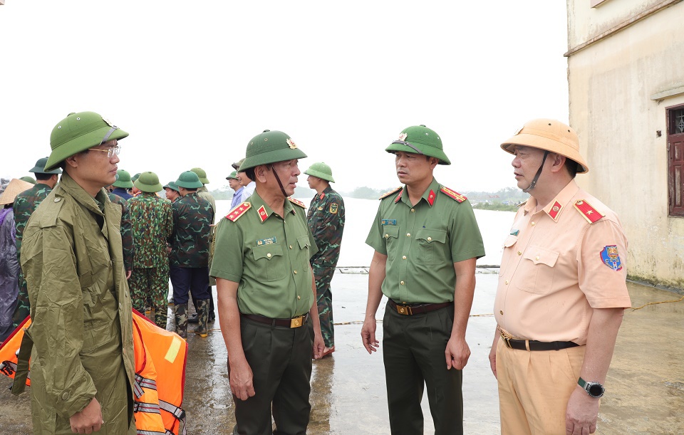 Đại t&aacute; T&ocirc; Anh Dũng - Ủy vi&ecirc;n BTV Tỉnh ủy, B&iacute; thư Đảng ủy, Gi&aacute;m đốc C&ocirc;ng an tỉnh đ&atilde; b&aacute;o c&aacute;o với đồng ch&iacute; Thượng tướng Trần Quốc Tỏ, Thứ trưởng Bộ C&ocirc;ng an v&agrave; đo&agrave;n c&ocirc;ng t&aacute;c về t&igrave;nh h&igrave;nh, kết quả ph&ograve;ng, chống b&atilde;o lũ của C&ocirc;ng an tỉnh H&agrave; Nam.