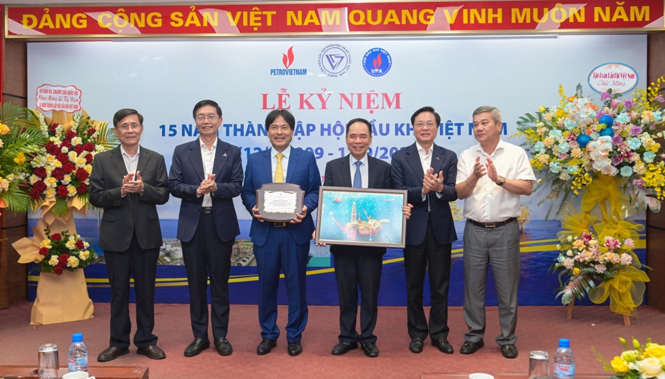 L&atilde;nh đạo Petrovietnam trao tặng biểu trưng ghi nhận những đ&oacute;ng g&oacute;p v&agrave; vai tr&ograve; của Hội DKVN trong việc th&uacute;c đẩy sự ph&aacute;t triển của ng&agrave;nh dầu kh&iacute; Việt Nam