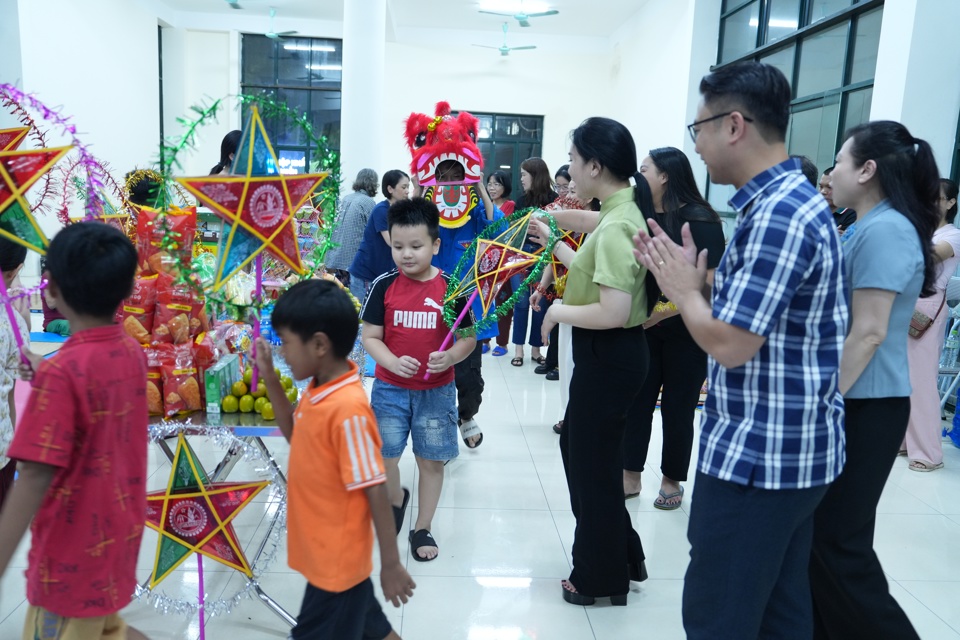 L&atilde;nh đạo quận T&acirc;y Hồ chung vui Tết Trung thu sớm với c&aacute;c em nhỏ đang sinh hoạt tại khu tạm cư Trung t&acirc;m thể thao quận T&acirc;y Hồ số 101 Xu&acirc;n La.