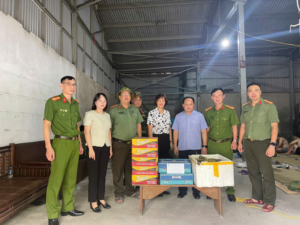 L&atilde;nh đạo Quận Hai B&agrave; Trưng thăm, tặng qu&agrave; c&aacute;n bộ, chiến sĩ tại l&aacute;n chỉ huy của Tiểu ban tiền phương - Ban Chỉ huy PCTT&amp;TKCN quận