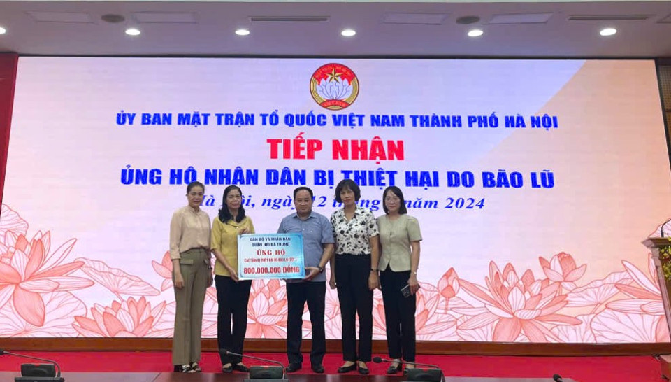 L&atilde;nh đạo Quận Hai B&agrave; Trưng trao tặng biểu trưng cho Ủy ban Mặt trận Tổ quốc Việt Nam TP H&agrave; Nội số tiền 800 triệu đồng ủng hộ Nh&acirc;n d&acirc;n bị thiệt hại do b&atilde;o lũ