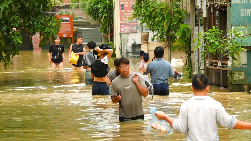 Huyện Mỹ Đức hỗ trợ thuyền cho vùng lũ Gia Lâm - Ảnh 4