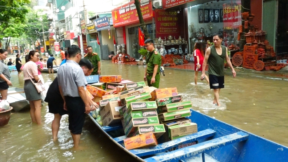 Vận chuyển lương thực, thực phẩm cho &nbsp;người d&acirc;n v&ugrave;ng lũ huyện Gia L&acirc;m.