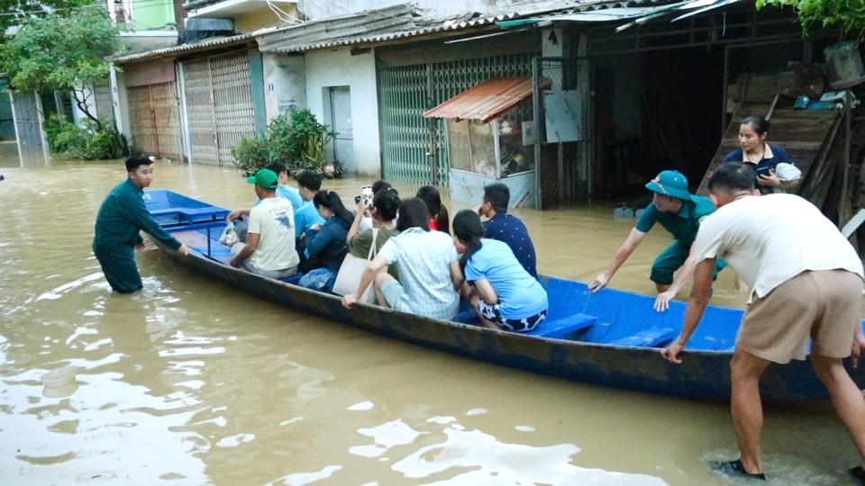 8 chiếc thuyền của huyện Mỹ Đức như những chiếc "phao cứu sinh" gi&uacute;p người d&acirc;n Gia L&acirc;m di chuyển thuận lợi trong v&ugrave;ng lũ.