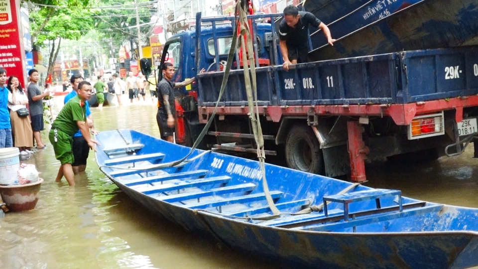 Xe cẩu vận chuyển thuyền từ Mỹ Đức về Gia L&acirc;m để hỗ trợ người d&acirc;n v&ugrave;ng lũ.