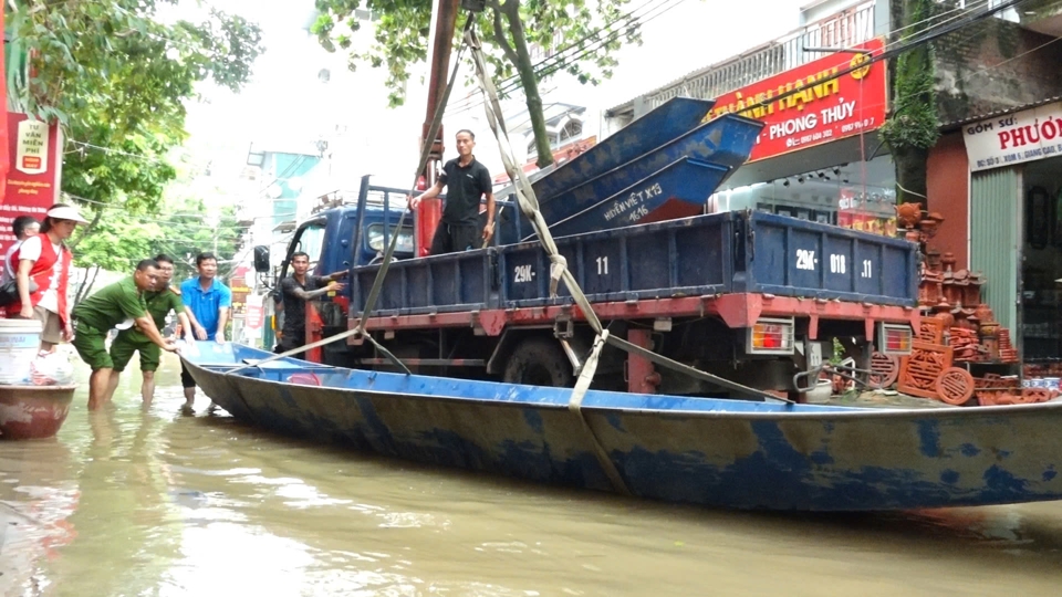 Huyện Mỹ Đức hỗ trợ thuyền cho vùng lũ Gia Lâm - Ảnh 3