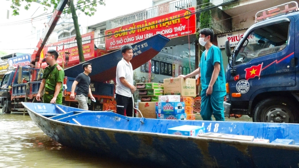 Kh&ocirc;ng chỉ vận chuyển người, những chiếc thuyền c&ograve;n l&agrave;m nhiệm vụ tiếp tế lương thực, nhu yếu phẩm cho người d&acirc;n v&ugrave;ng ngập &uacute;ng.