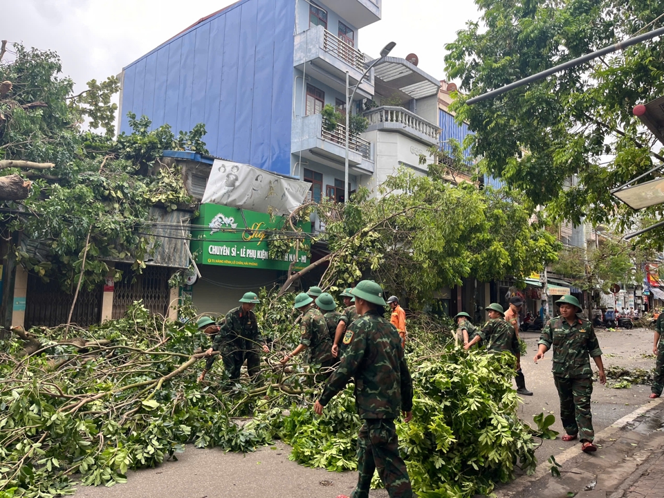 TP huy động lực lượng C&ocirc;ng an c&ugrave;ng ra qu&acirc;n thu dọn. Ảnh: Vĩnh Qu&acirc;n