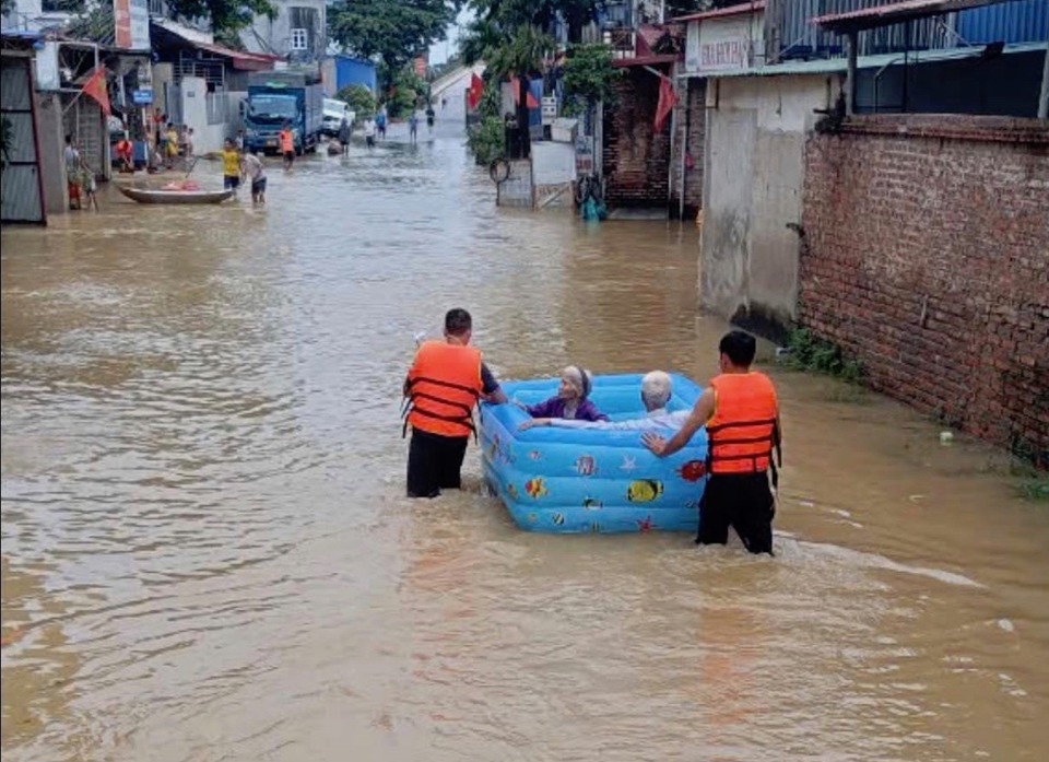 Nước từ 2 con s&ocirc;ng lớn chảy qua địa b&agrave;n huyện S&oacute;c Sơn đ&atilde; khiến nhiều v&ugrave;ng bờ b&atilde;i, khu d&acirc;n cư ven s&ocirc;ng ch&igrave;m trong biển nước. Nhiều khu vực d&acirc;n cư ngập s&acirc;u đến cả m&eacute;t nước khiến cuộc sống của người d&acirc;n bị đảo lộn.