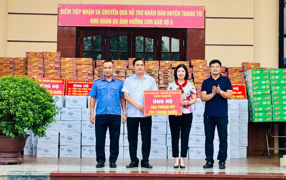 Chủ tịch Ủy ban MTTQ huyện Thanh Tr&igrave; Trần Thị V&acirc;n tiếp nhận ủng hộ của c&aacute;c cơ quan, đơn vị.