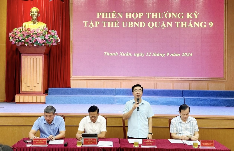 Theo Chủ tịch UBDN quận V&otilde; Đăng Dũng, trước mắt, thời gian tới, quận thực hiện nghi&ecirc;m t&uacute;c c&aacute;c C&ocirc;ng điện, Chỉ thị chỉ đạo của Chủ tịch UBND TP về ph&ograve;ng, chống lụt b&atilde;o, ph&ograve;ng chống thi&ecirc;n tai, cứu nạn cứu hộ