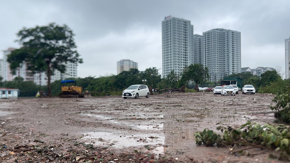 Khu đất sát hồ Định Công đang được san lấp.