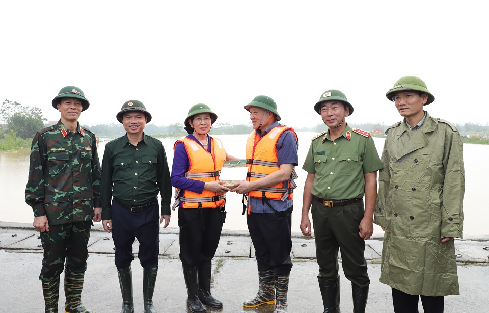 Ph&oacute; Thủ tướng Thường trực Ch&iacute;nh phủ Nguyễn H&ograve;a B&igrave;nh tặng qu&agrave; động vi&ecirc;n Đảng bộ, ch&iacute;nh quyền v&agrave; Nh&acirc;n d&acirc;n H&agrave; Nam. Ảnh: C&ocirc;ng an H&agrave; Nam