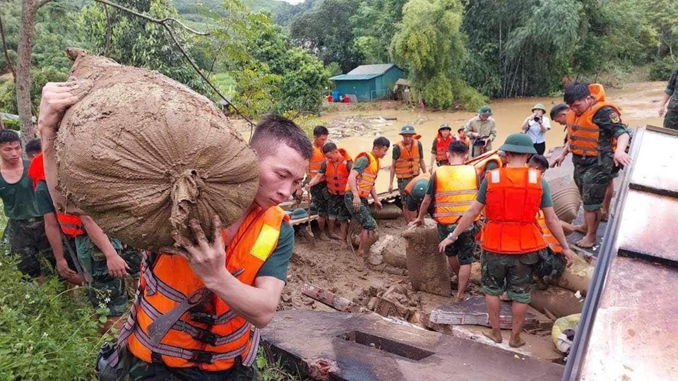 Lực lượng chức năng t&iacute;ch cực t&igrave;m kiếm nạn nh&acirc;n mất t&iacute;ch trong vụ sạt lở đất nghi&ecirc;m trọng xảy ra tại tỉnh L&agrave;o Cai.