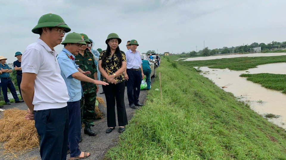 Chủ tịch Ủy ban Mặt trận Tổ quốc Việt Nam TP H&agrave; Nội Nguyễn Lan Hương kiểm tra đ&ecirc; s&ocirc;ng Hồng đoạn qua địa b&agrave;n x&atilde; Đường L&acirc;m, một số điểm ngập lụt tr&ecirc;n địa b&agrave;n thị x&atilde; Sơn T&acirc;y