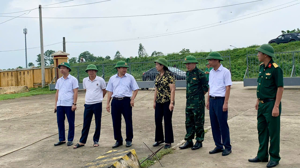 Chủ tịch Ủy ban Mặt trận Tổ quốc Việt Nam TP H&agrave; Nội đề nghị thị x&atilde; Sơn T&acirc;y tiếp tục thực hiện tốt hơn c&aacute;c giải ph&aacute;p ứng ph&oacute; với mưa lũ v&agrave; khắc phục hậu quả cơn b&atilde;o số 3