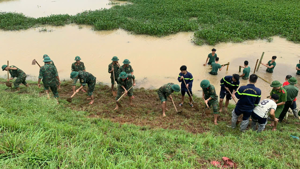 Trong s&aacute;ng 12/9, hơn 200 người thuộc lực lượng qu&acirc;n đội, c&ocirc;ng an thị x&atilde; Sơn T&acirc;y v&agrave; x&atilde; Đường L&acirc;m được huy động đến hộ đ&ecirc;, thực hiện đ&oacute;ng cọc tre, đắp c&aacute;c bao tải đất, ốp ph&ecirc;n tre v&agrave;o m&aacute;i đ&ecirc;, chiều d&agrave;i khoảng 30m để chống sạt trượt m&aacute;i đ&ecirc;