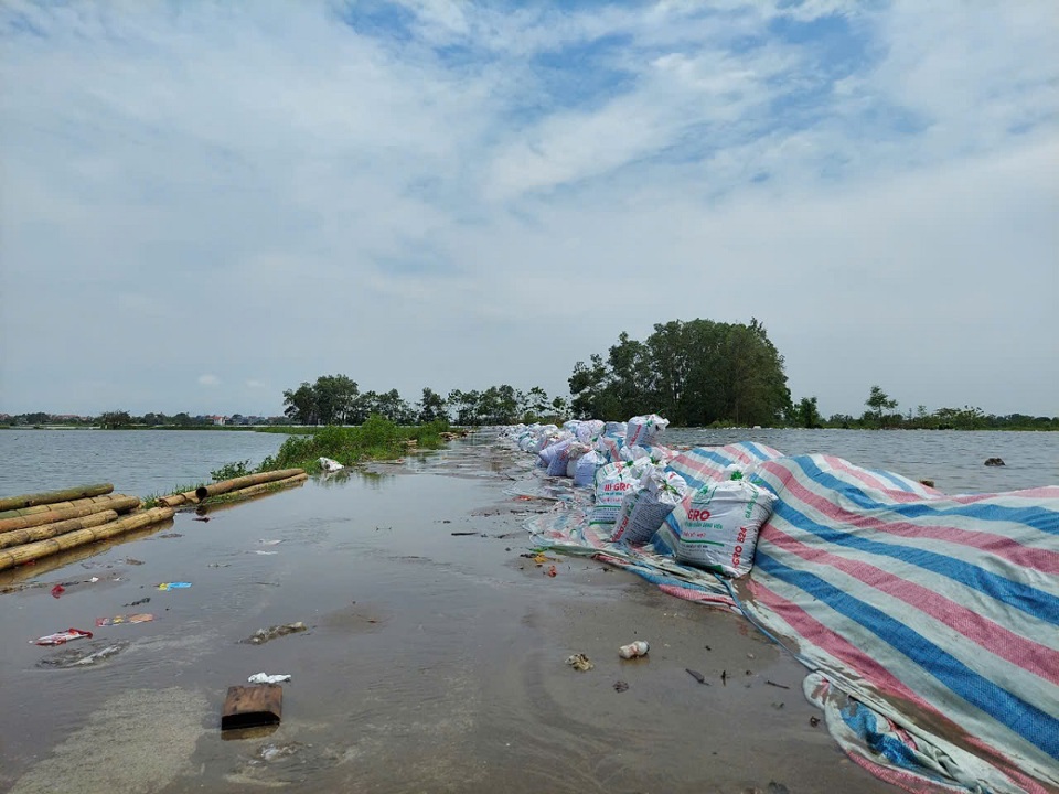 Đ&ecirc; G&ograve; Khoăm (x&atilde; Mỹ Lương) đang "căng m&igrave;nh" trước lũ...