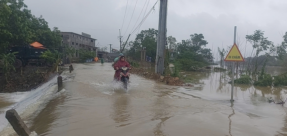 Một số tuyến đường của huyện Mỹ Đức vẫn bị ngập nặng, nước tr&agrave;n qua mặt đường.