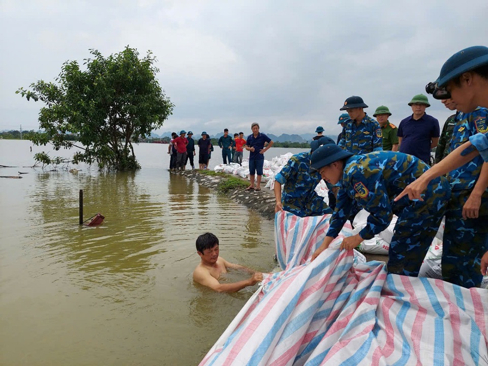 "Người nh&aacute;i" Lưu C&ocirc;ng Chung trầm m&igrave;nh xuống nước lũ để&nbsp; v&aacute; mạch r&ograve; tr&ecirc;n đ&ecirc; G&ograve; Khoăm (ảnh chụp trưa 12/9)