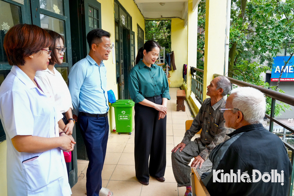 Ph&oacute; Chủ tịch UBND quận Ba Đ&igrave;nh Phạm Thị Diễm c&ugrave;ng c&aacute;c c&aacute;n bộ quận thăm hỏi, động vi&ecirc;n người d&acirc;n y&ecirc;n t&acirc;m tạm tr&uacute;.&nbsp;