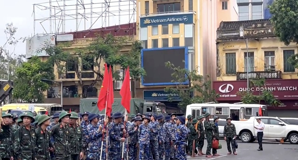 C&aacute;c đơn vị c&ugrave;ng chung tay dọn sạch đường phố. Ảnh: Vĩnh Qu&acirc;n