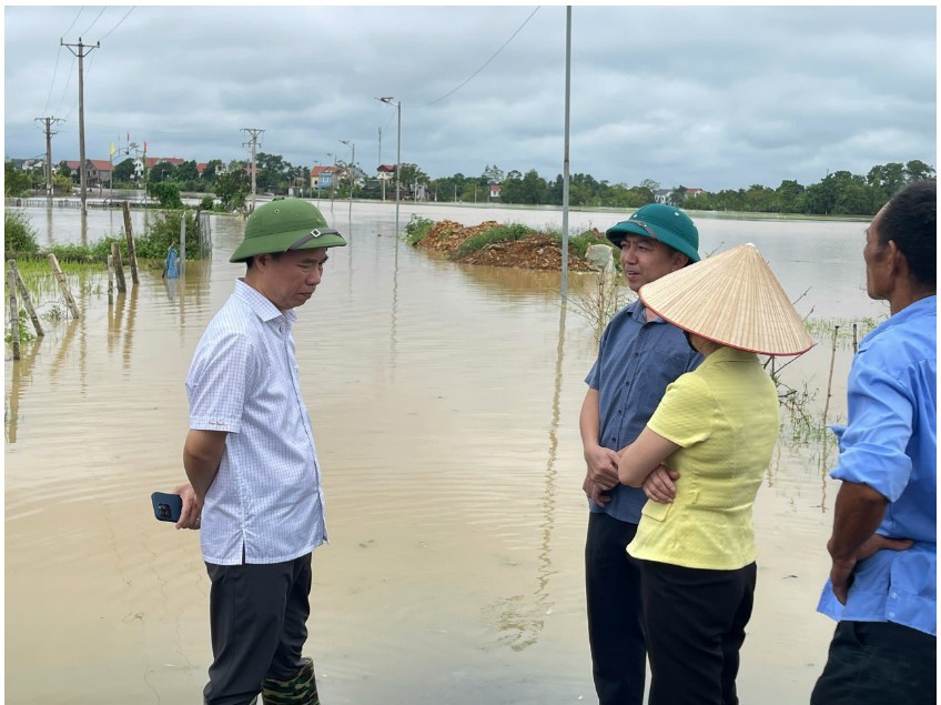 Đồng ch&iacute; L&acirc;m Thị Hương Th&agrave;nh kiểm tra t&igrave;nh h&igrave;nh ph&ograve;ng chống lụt b&atilde;o tại huyện Hiệp H&ograve;a