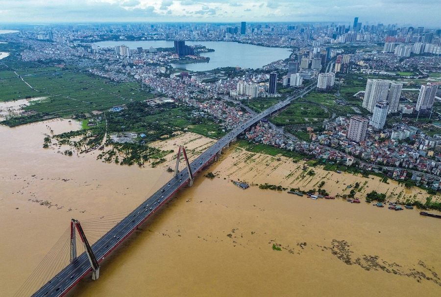 Mực nước lũ s&ocirc;ng Hồng ở tr&ecirc;n mức b&aacute;o động II, g&acirc;y ngập lụt nhiều khu vực d&acirc;n cư ven s&ocirc;ng Hồng. Ảnh: H.Q