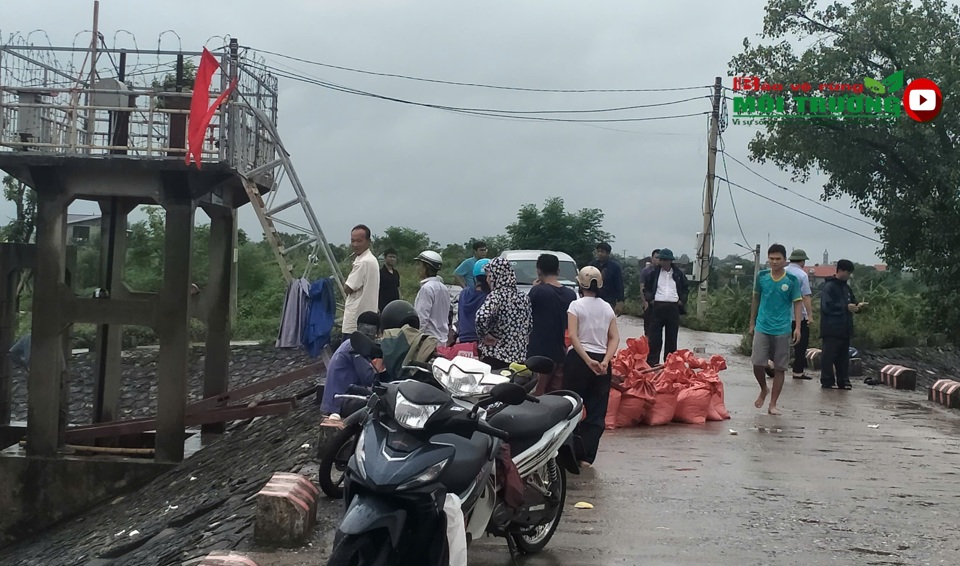 Ngay trong s&aacute;ng 10/9 UBND x&atilde; Đại Thắng đ&atilde; nhanh ch&oacute;ng triển khai c&aacute;c hoạt động nhằm ph&ograve;ng chống ứng ph&oacute; với nước lũ.