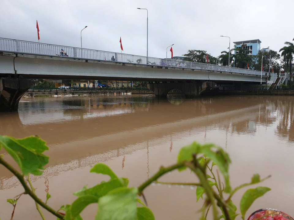 S&ocirc;ng Đ&agrave;o Hạ L&yacute; nước đang l&ecirc;n.