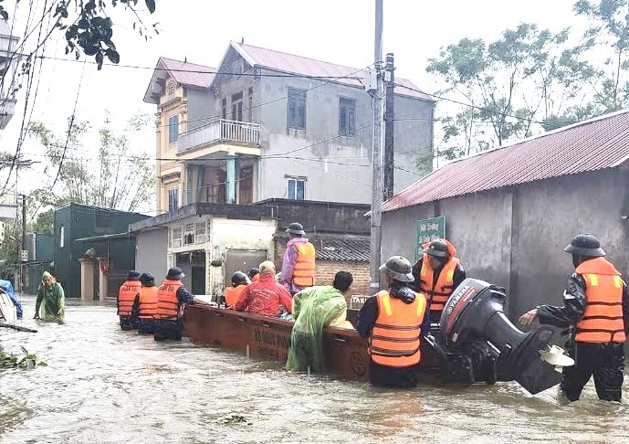 C&aacute;n bộ d&acirc;n vận v&agrave; Nh&acirc;n d&acirc;n huyện Quốc Oai tham gia ph&ograve;ng chống lụt b&atilde;o.