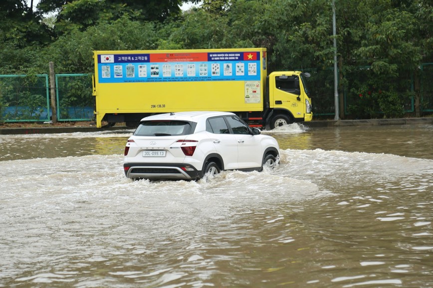 Hà Nội: nhiều tuyến đường ngập úng bắt đầu rút nước - Ảnh 2