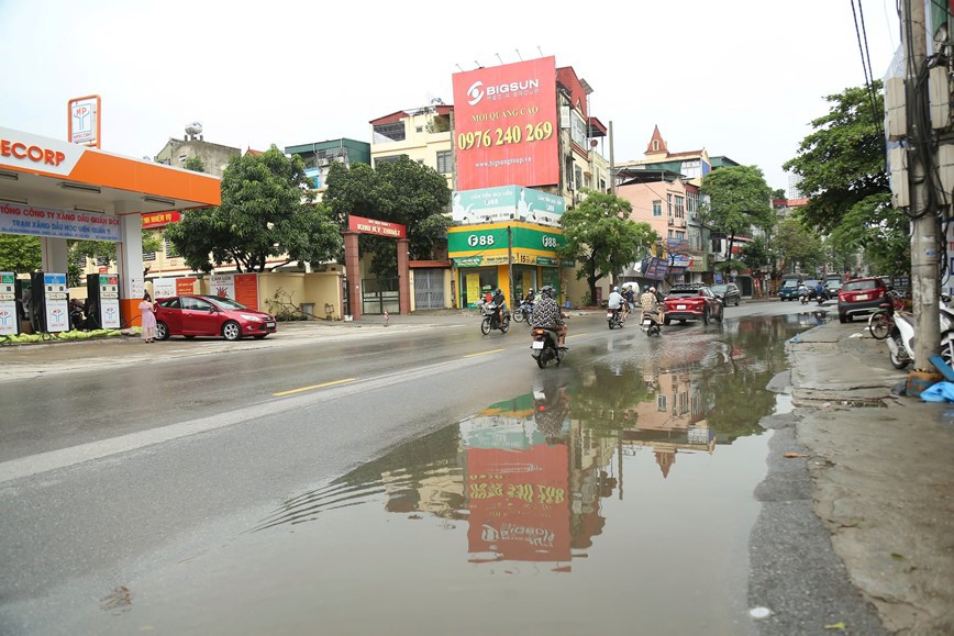 Hà Nội: nhiều tuyến đường ngập úng bắt đầu rút nước - Ảnh 10