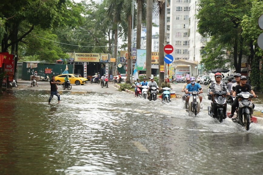 Hà Nội: nhiều tuyến đường ngập úng bắt đầu rút nước - Ảnh 9