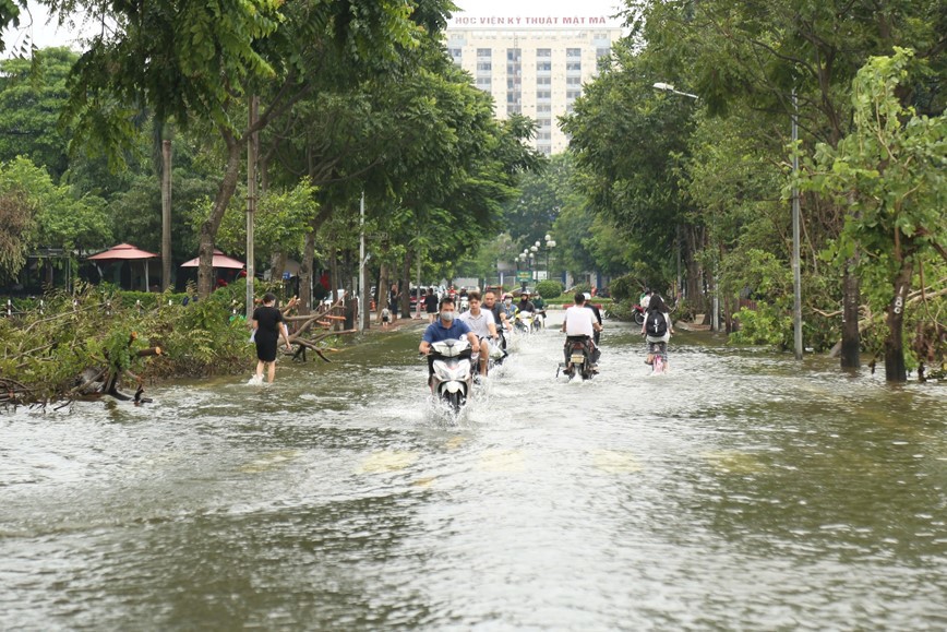 Hà Nội: nhiều tuyến đường ngập úng bắt đầu rút nước - Ảnh 7