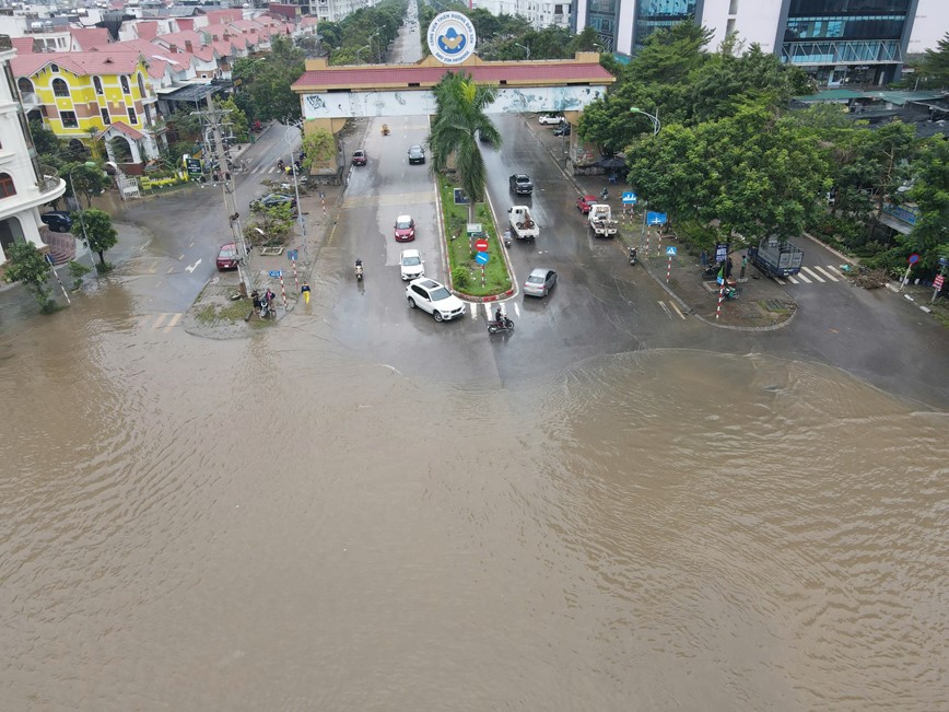 Hà Nội: nhiều tuyến đường ngập úng bắt đầu rút nước - Ảnh 4