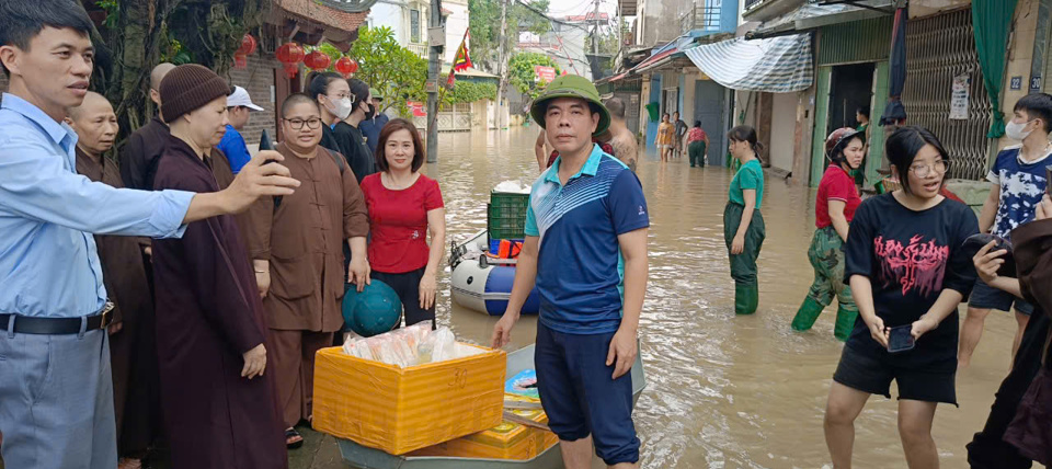 Chủ tịch Ủy ban MTTQ Việt Nam huyện Thường T&iacute;n L&ecirc; Tuấn Dũng trực tiếp tham gia vận chuyển cơm cho người d&acirc;n vũng lũ