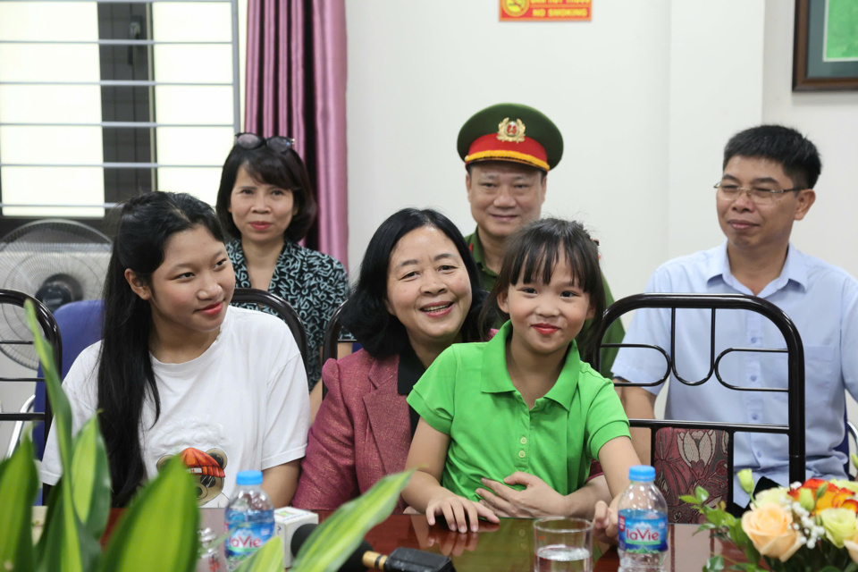 B&iacute; thư Th&agrave;nh uỷ B&ugrave;i Thị Minh Ho&agrave;i với c&aacute;c em nhỏ tại&nbsp;Trung t&acirc;m Bảo trợ x&atilde; hội 3 .