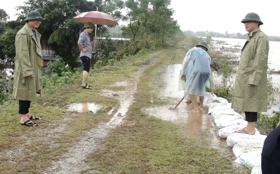 Chủ tịch UBND huy&ecirc;̣n Mỹ Đức Đặng Văn Tri&ecirc;̀u (b&ecirc;n phải) ki&ecirc;̉m tra c&ocirc;ng tác ứng phó với bão lũ tại xã Hương Sơn. Ảnh: V. Bi&ecirc;n&nbsp;&nbsp;&nbsp;&nbsp;&nbsp;&nbsp;&nbsp;&nbsp;&nbsp;&nbsp;&nbsp;&nbsp;&nbsp;&nbsp;&nbsp;