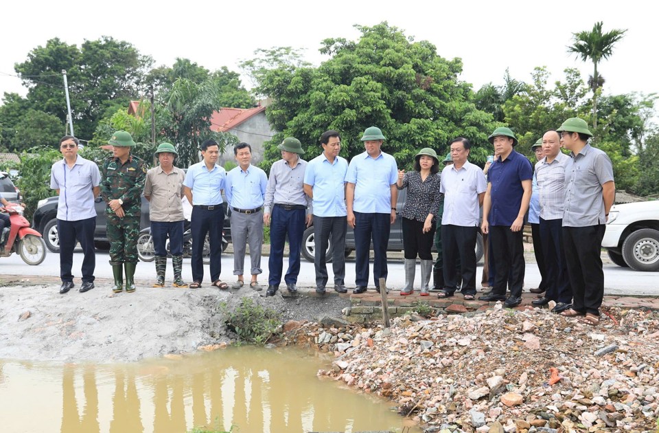 L&atilde;nh đạo Bộ NN&amp;PTNT, TP H&agrave; Nội kiểm tra c&ocirc;ng t&aacute;c ph&ograve;ng, chống lũ lụt tại huyện Chương Mỹ